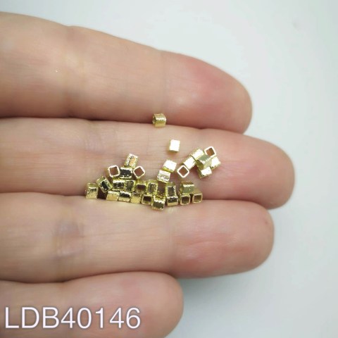 Mostacilla cuadrada lijada bañada en oro de 2x2mm 1gr 30un aprox LDB40146